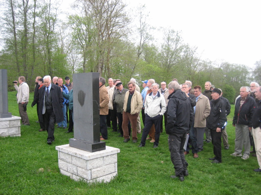 Ryhmä tutustumassa muistomerkkiin